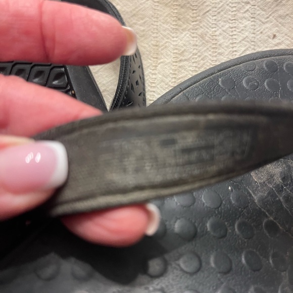 Black Vionic flip flops - Picture 9 of 11